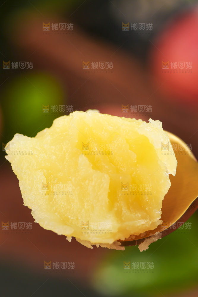 勺子上放着土豆