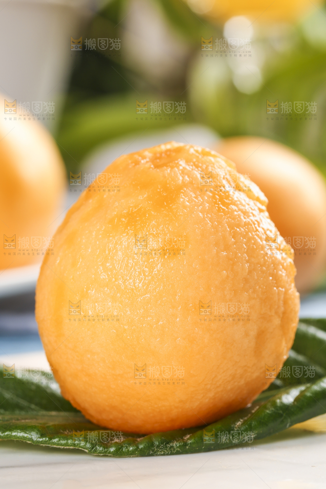 浅底上摆放着蒙自枇杷