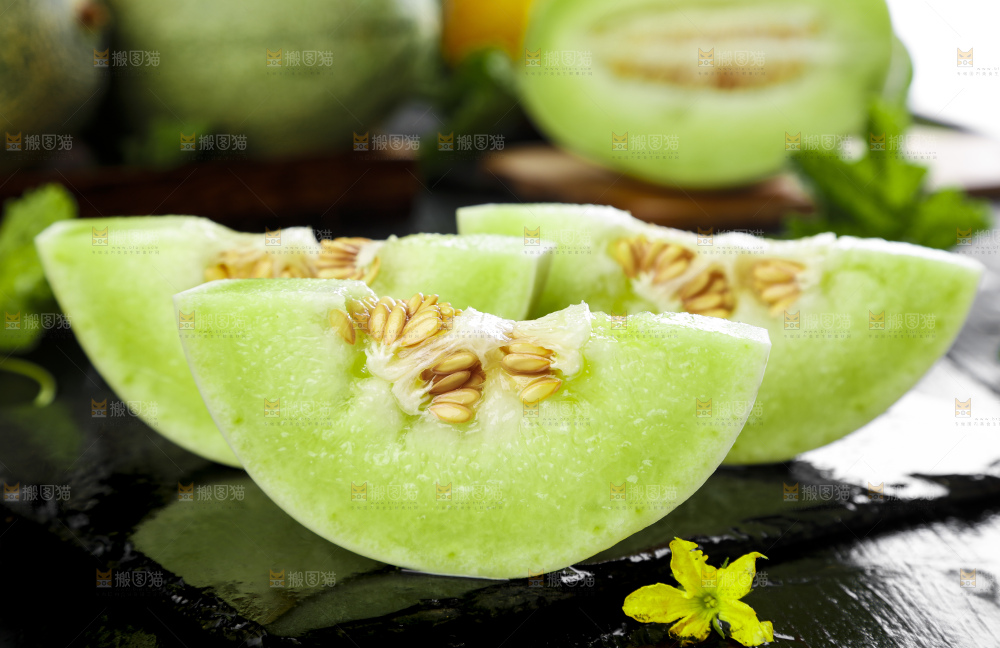 黑底上摆放着玉菇香瓜