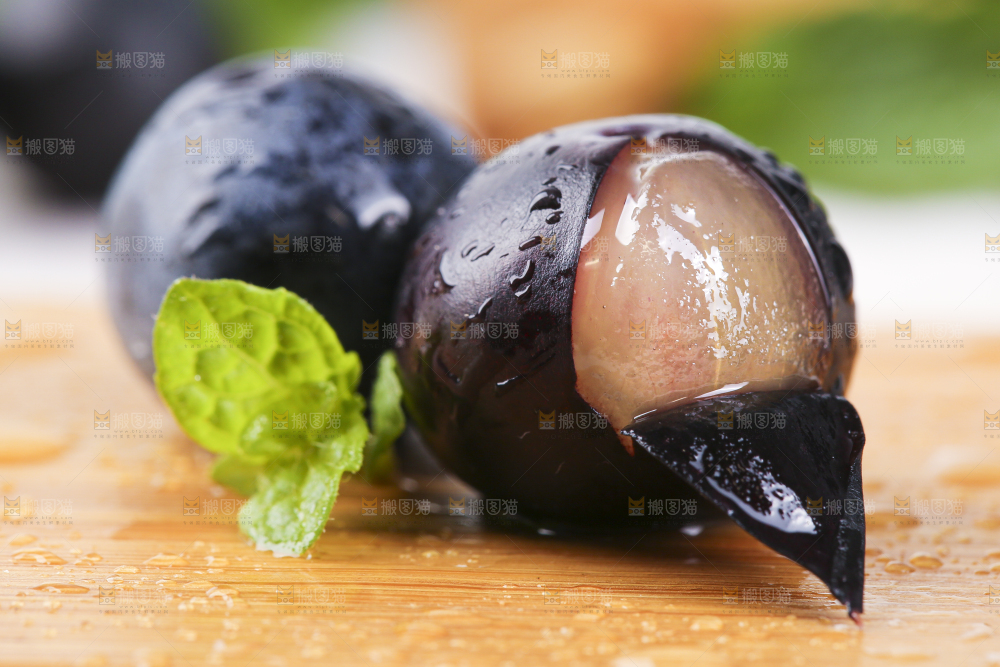 木板上摆放着新鲜蓝莓