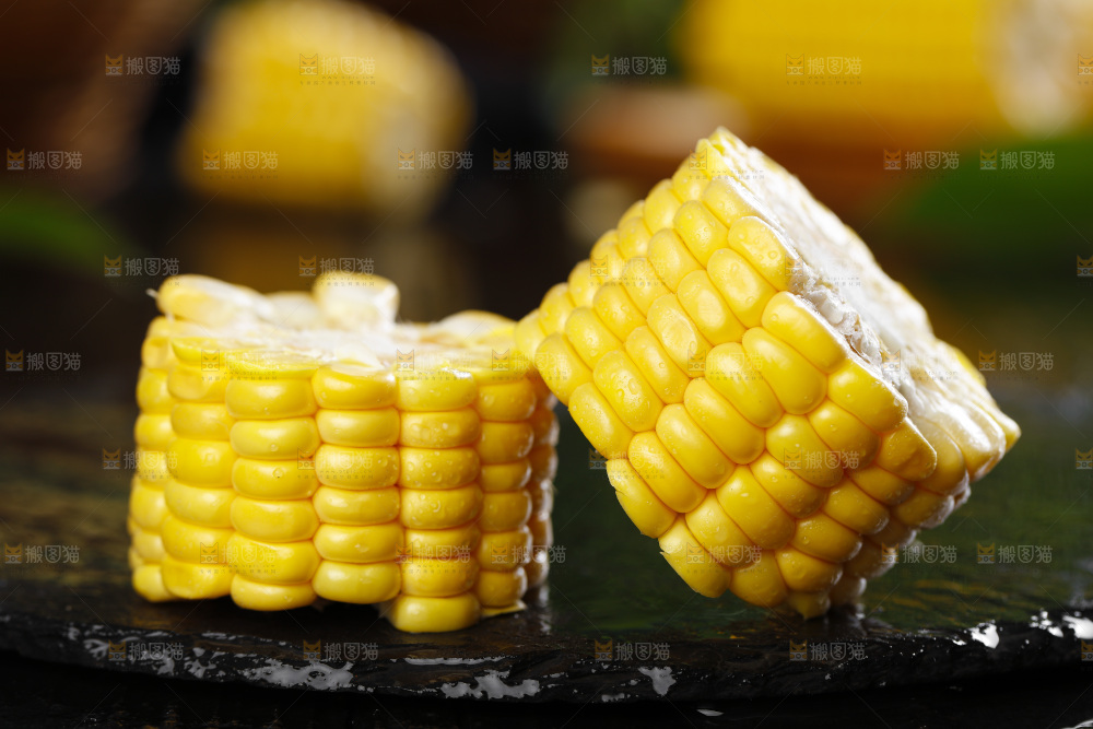 黑石板上的东北玉米