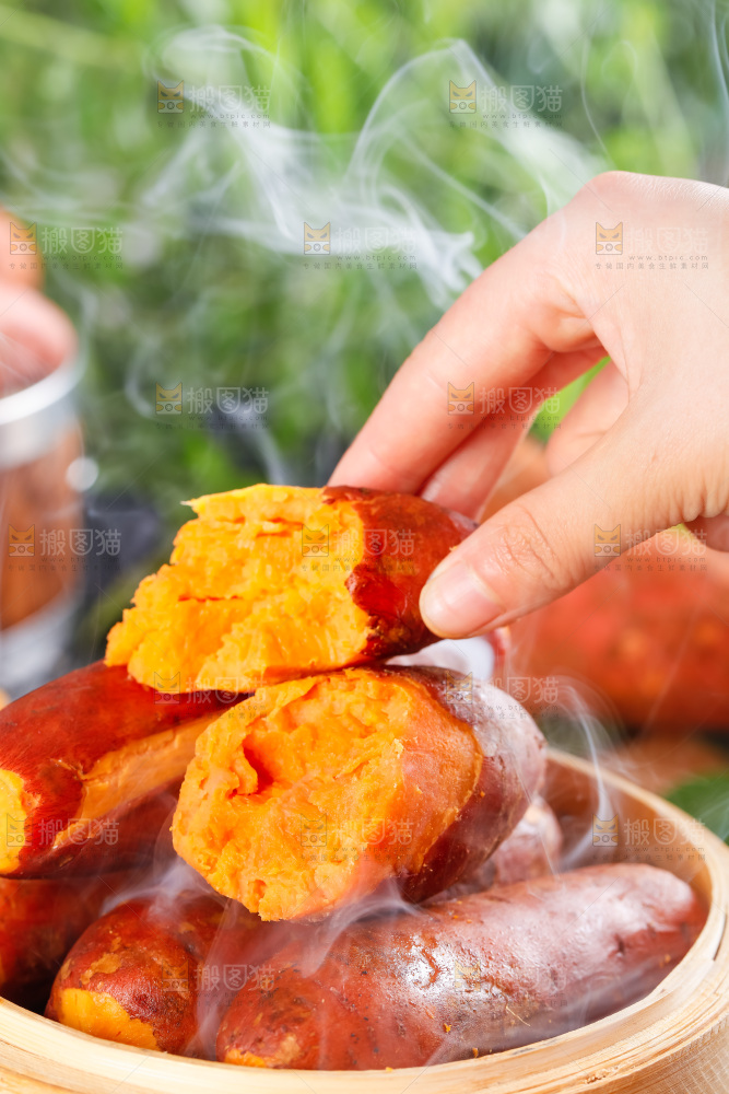 手里拿着红蜜薯