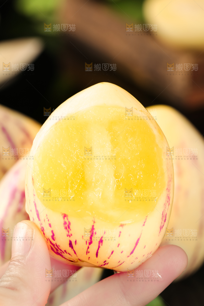手里拿着黄心人参果