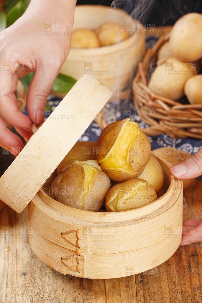 蒸笼里放着湖北高山小土豆
