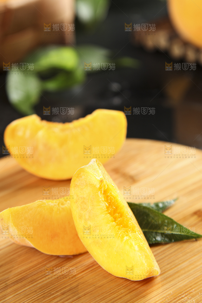 木板上的砀山黄桃