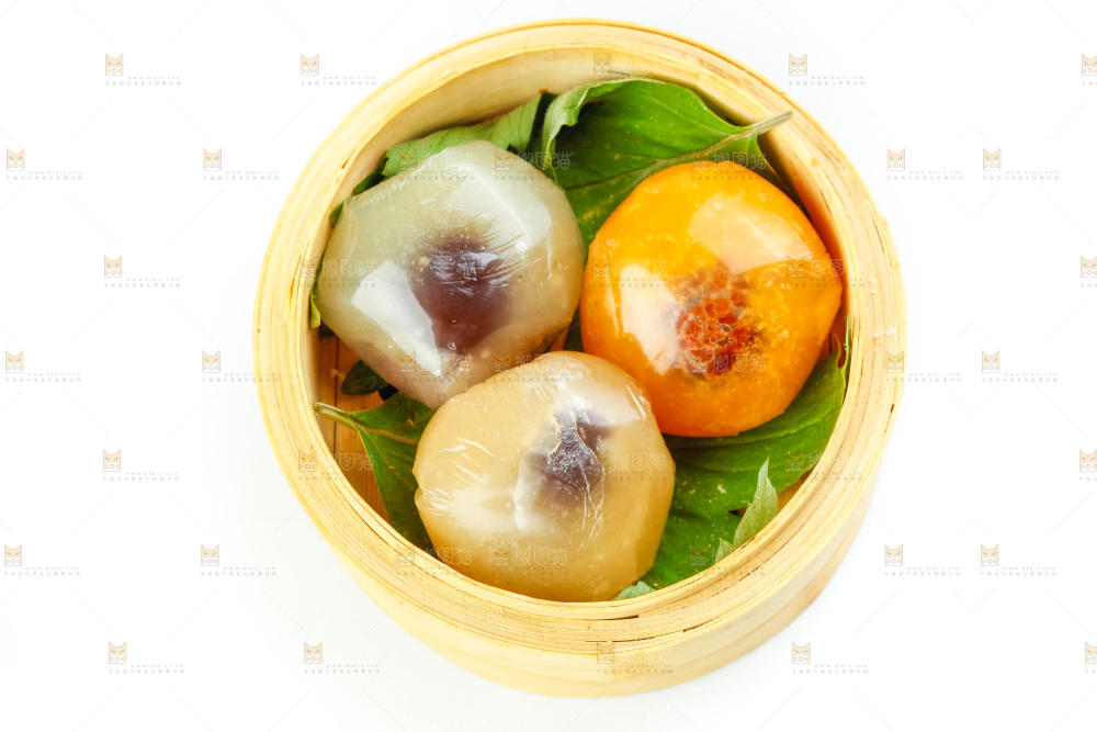 蒸第里放着彩色青团