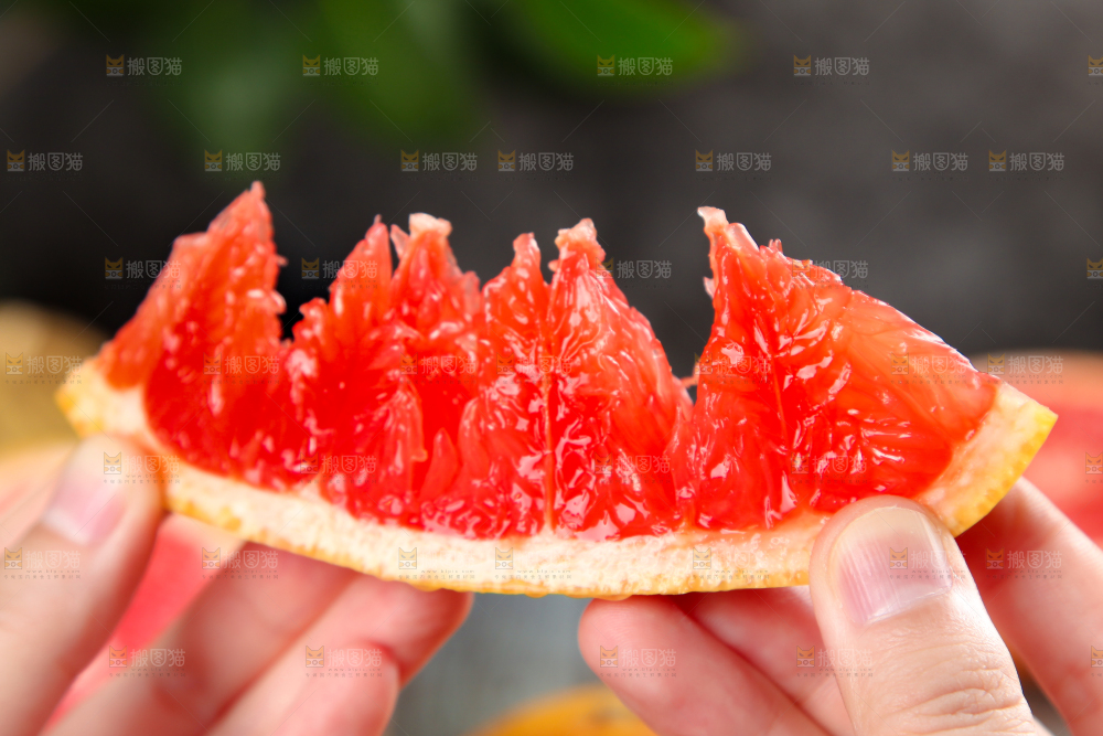 手上拿着南非西柚
