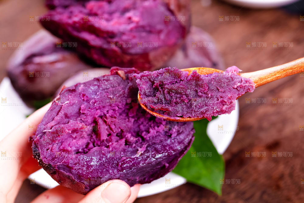 木板上放着越南小紫薯