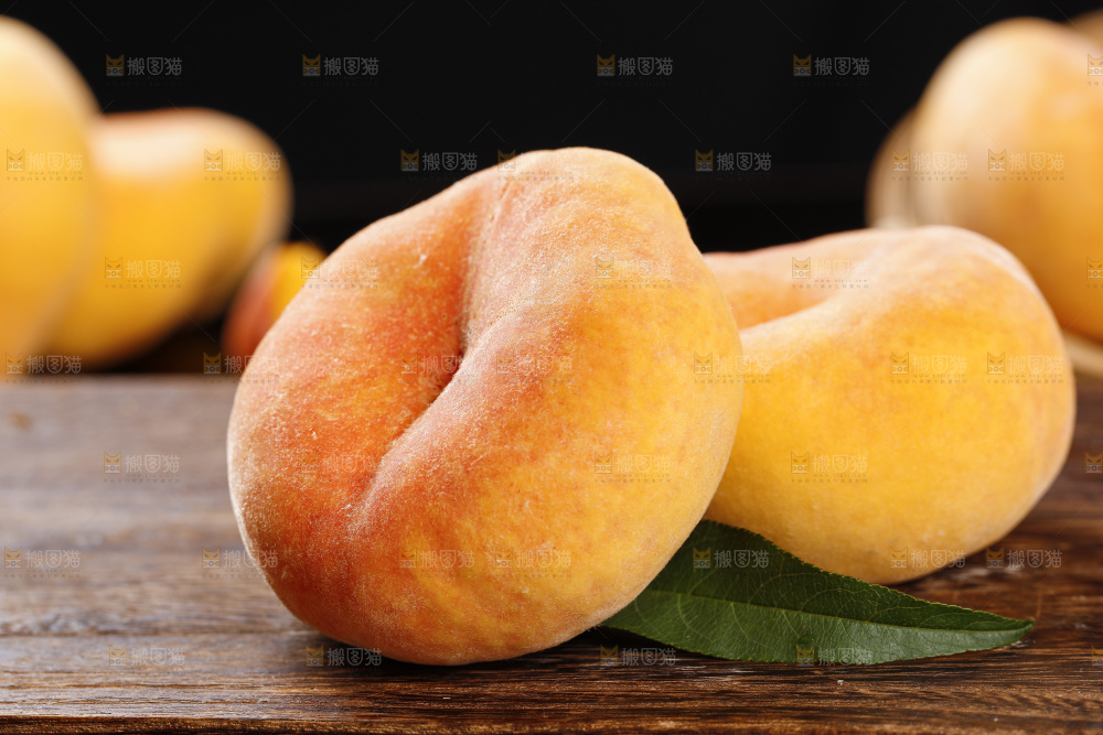 木板上放着毛蟠桃