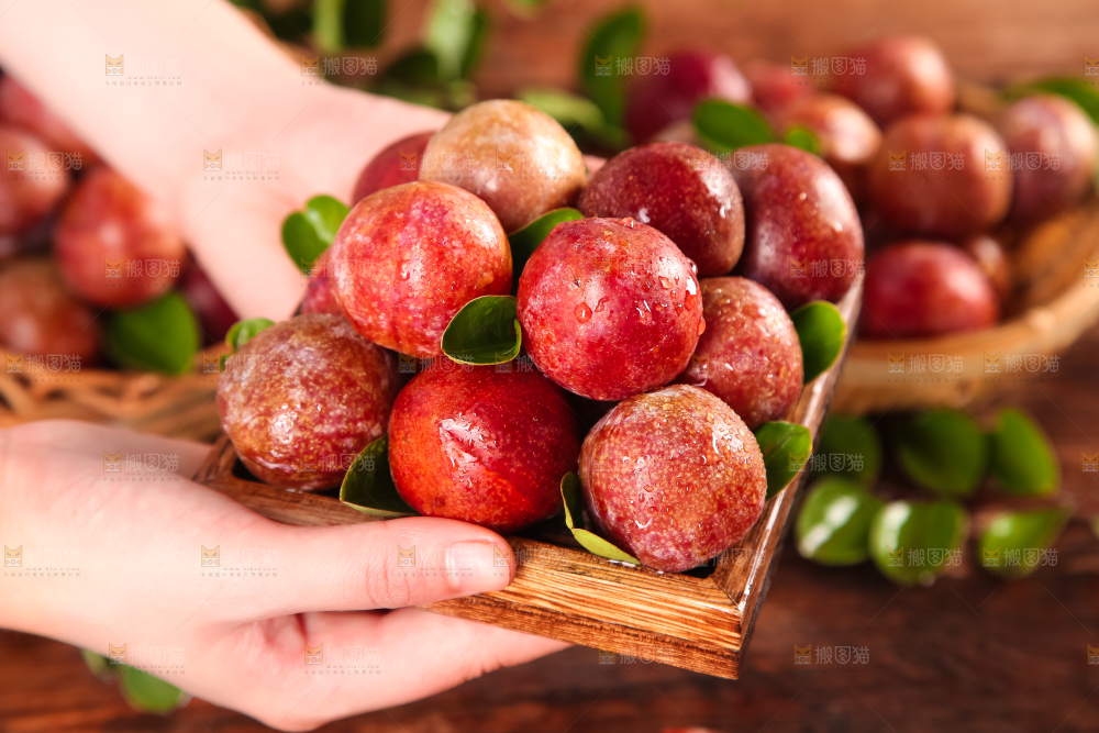 盘子里放着红肉三华李