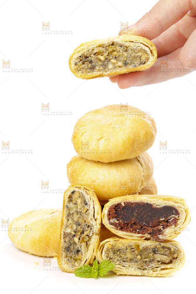 白底上摆放着一堆苏式月饼