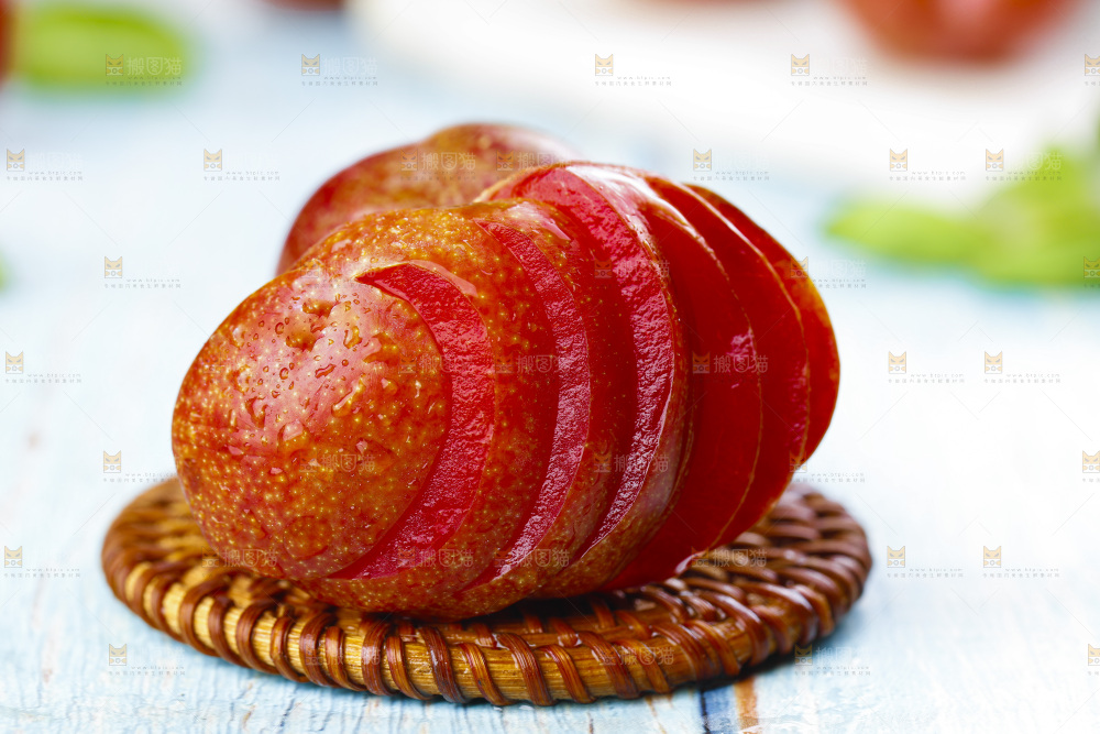 竹垫上的红心脆李