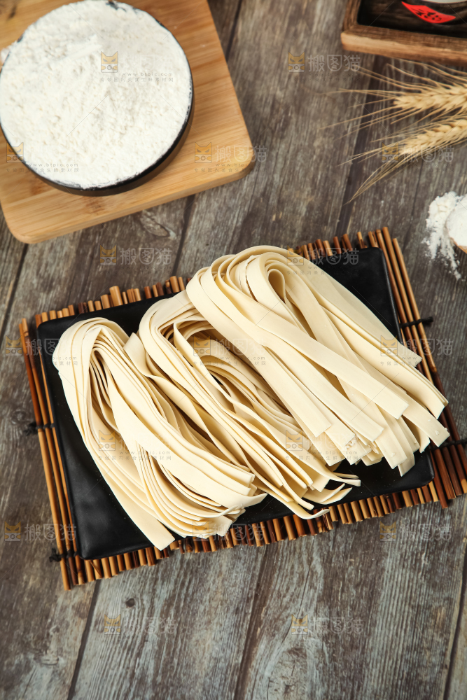 盘子里装着宽面条