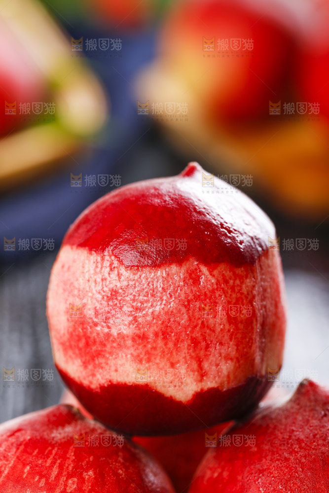 黑底上放着桃子