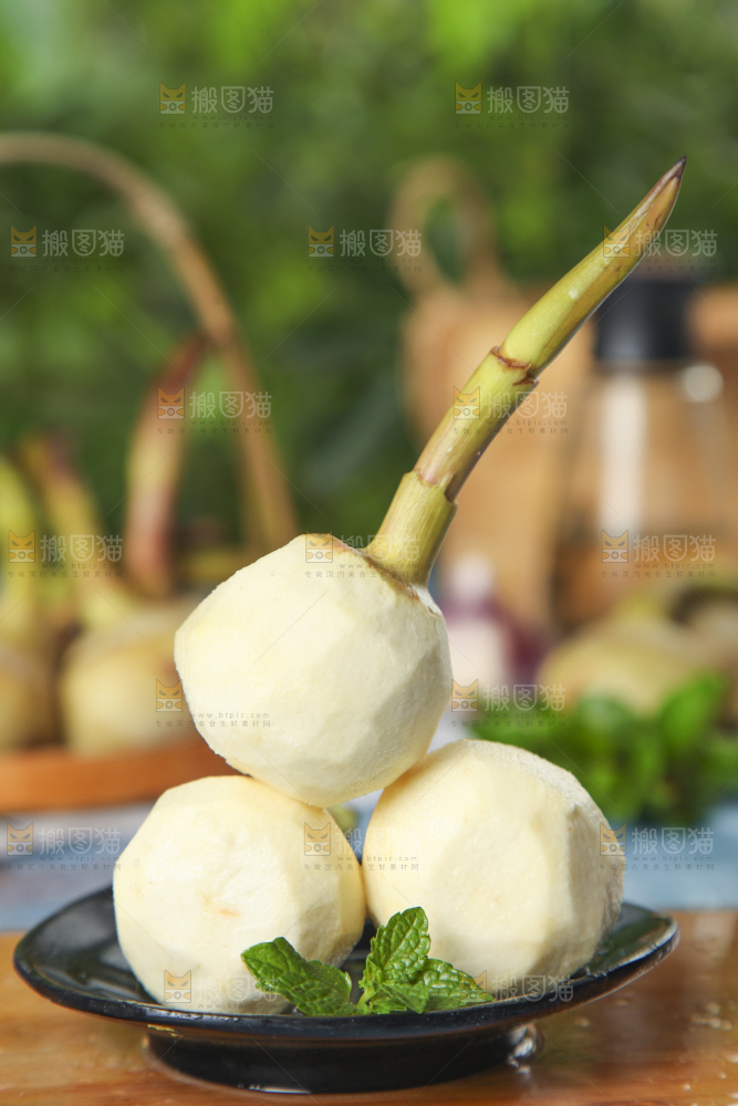 盘子里装着白慈菇