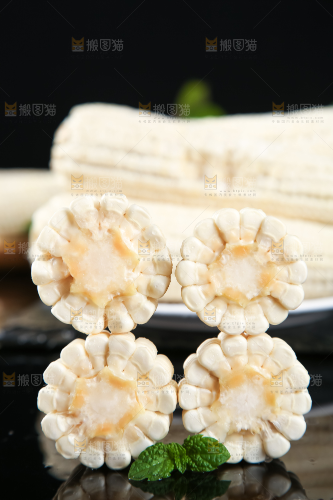 盘子里装着牛奶糯玉米