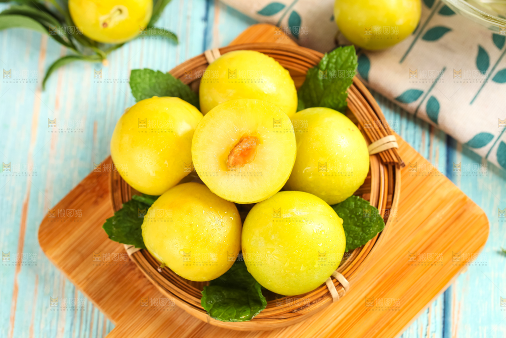木板上放着黄金奈李