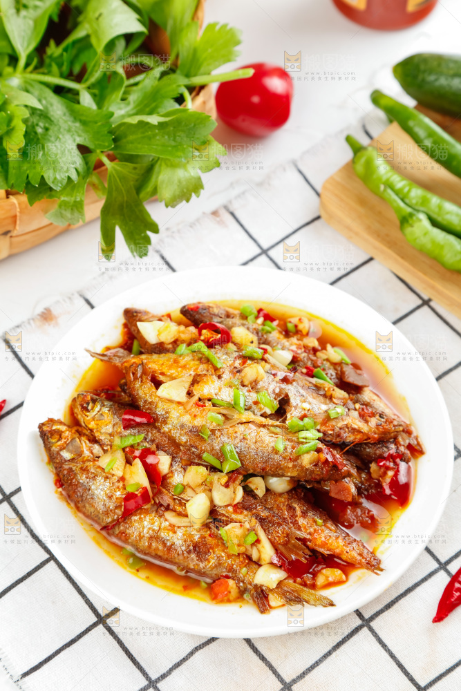 盘子里装着香煎小刁鱼