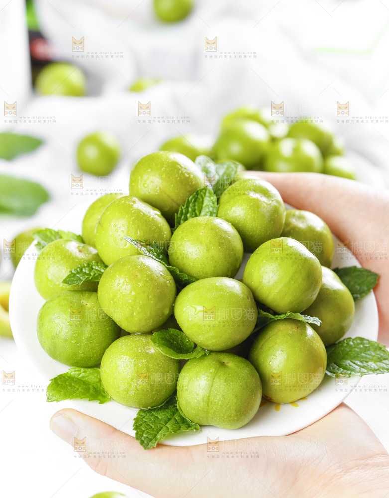 盘子里的土李子