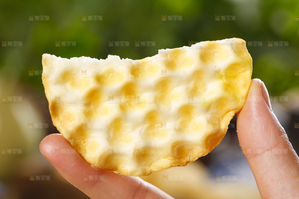 手里拿着石子馍