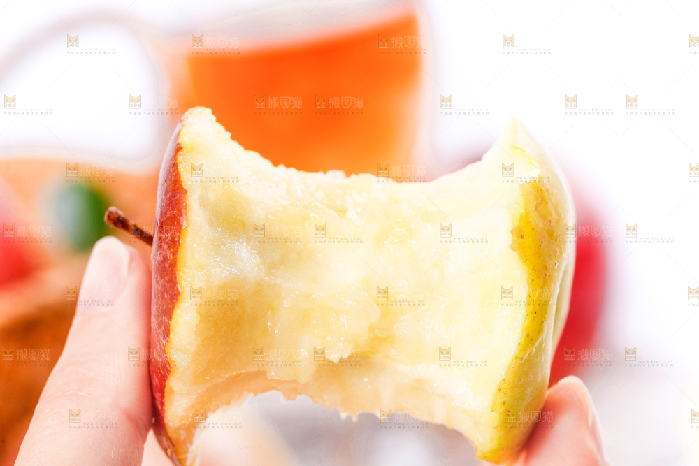 手里拿着苹果