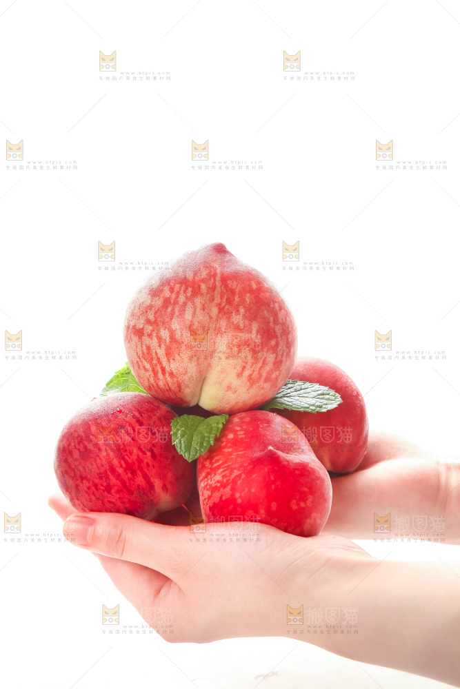 手里拿着新鲜水蜜桃