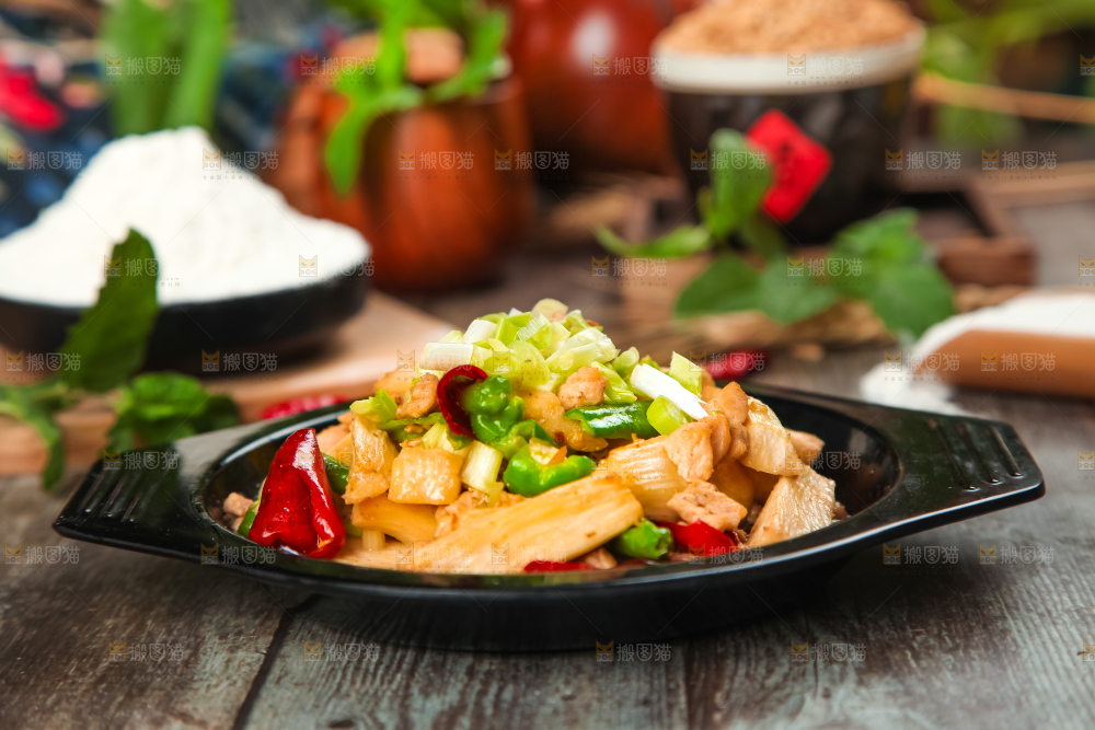 木板上放着一盘茭白炒肉