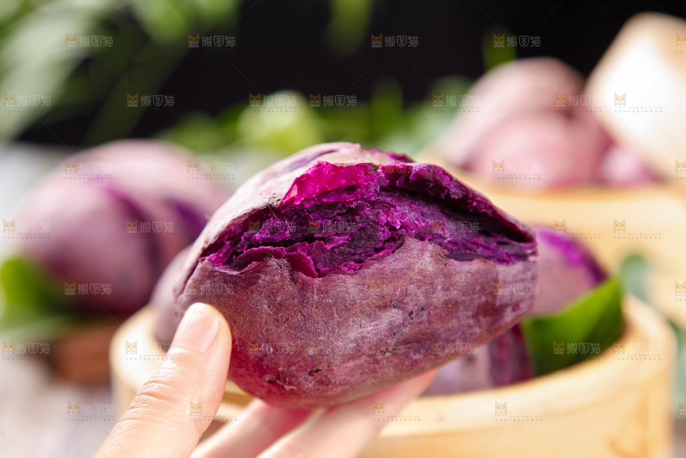 蒸笼里装着紫薯