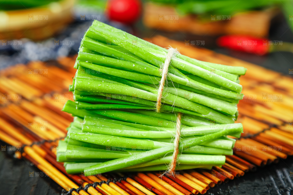 深底上摆放着山东韭菜