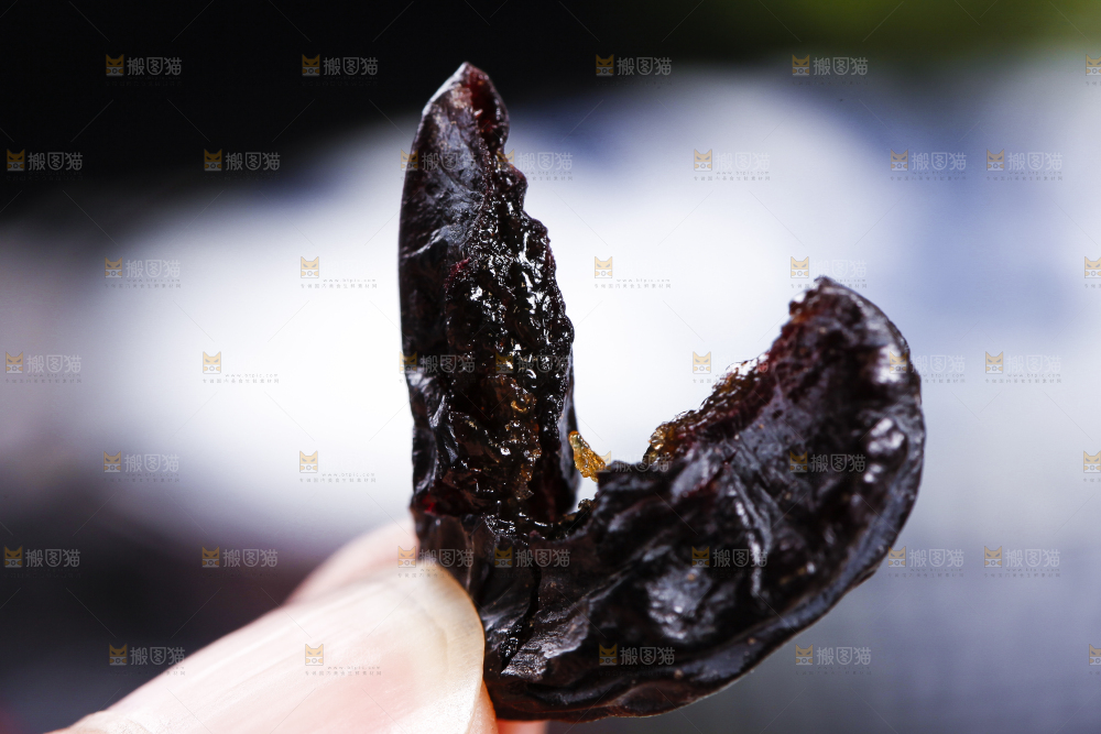 手里拿着葡萄干