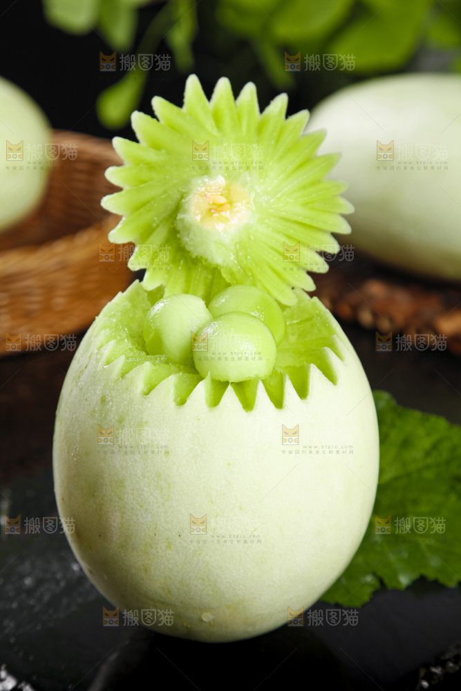 深底上放着山东玉菇甜瓜
