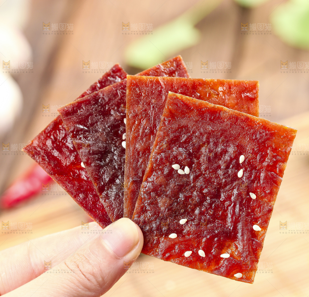手里拿着肉脯