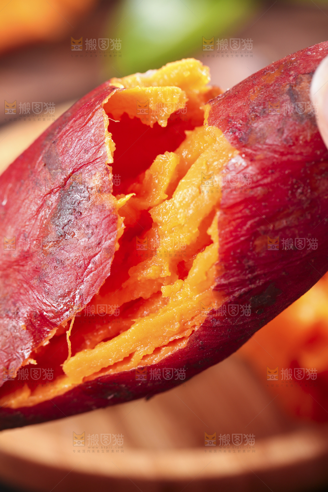 碟子里装着红心蜜薯