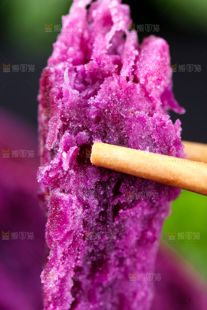筷子夹着紫薯