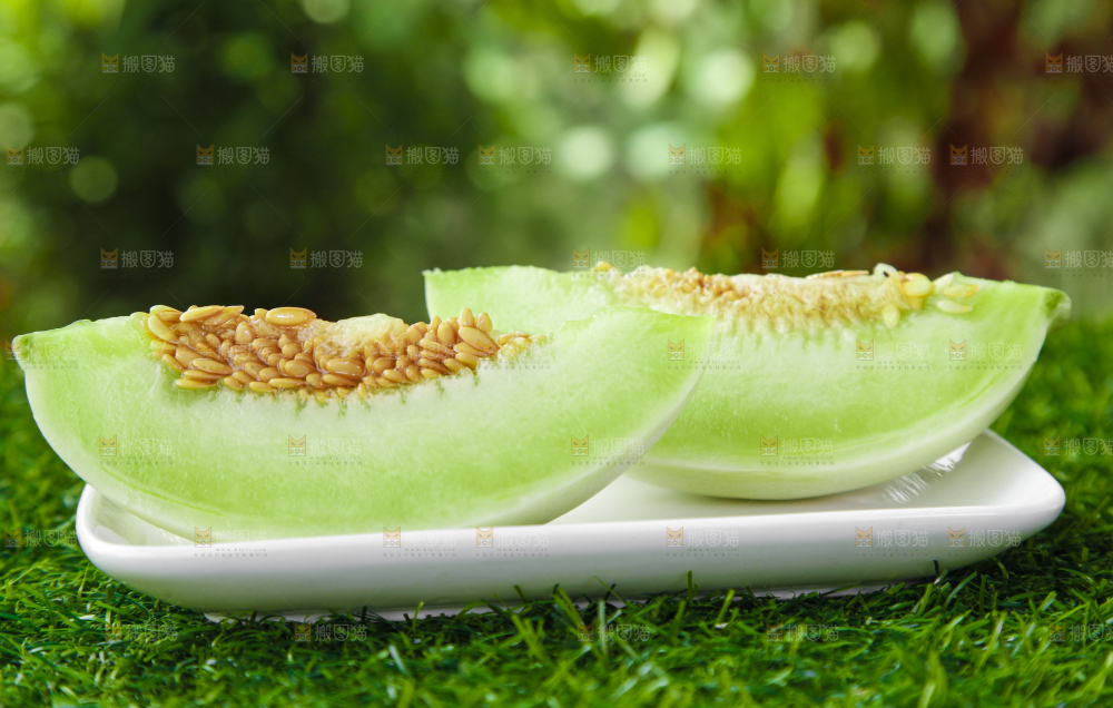 手里拿着玉菇香瓜