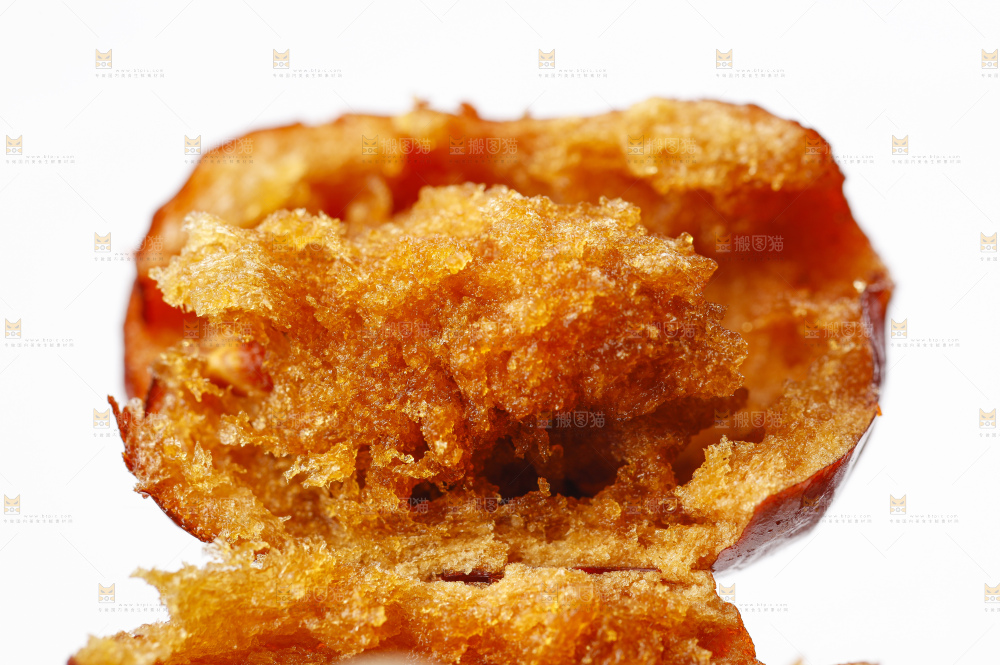 白底上摆放着香酥脆枣