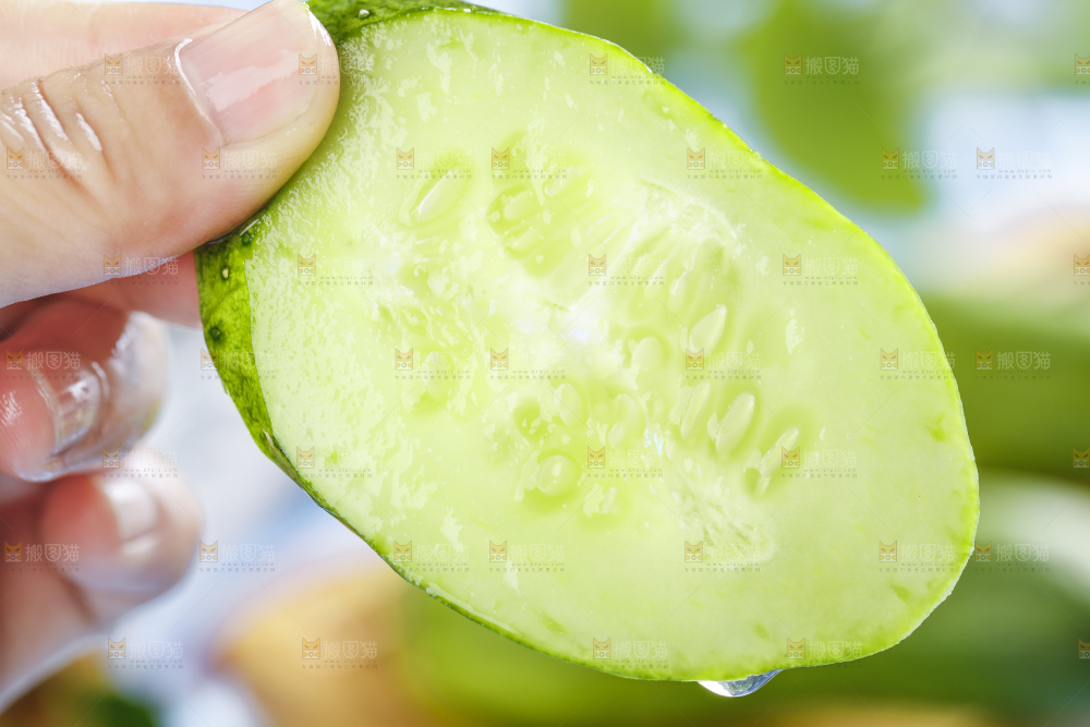 手里拿着青瓜