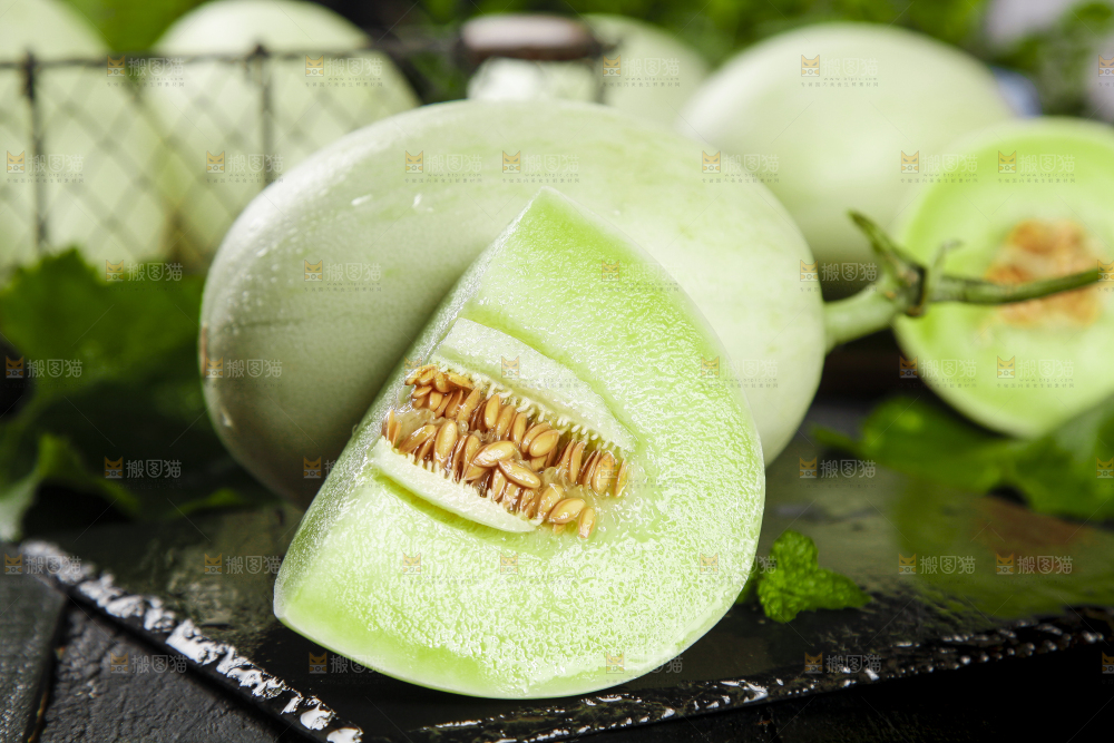黑底上摆放着山东玉菇甜瓜
