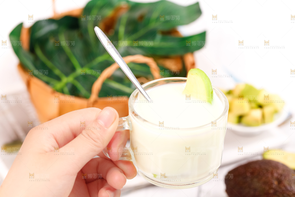 碗里装着牛油果奶昔