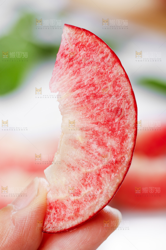 手里拿着一块水蜜桃