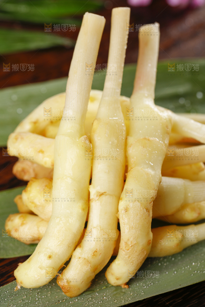 木板上放着生姜