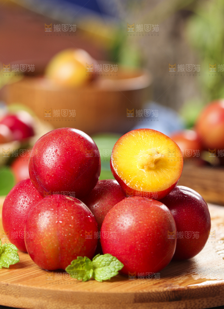 木底上摆放着珍珠李子