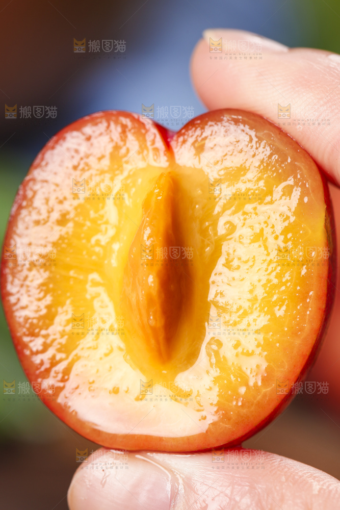 手里拿着脆李子