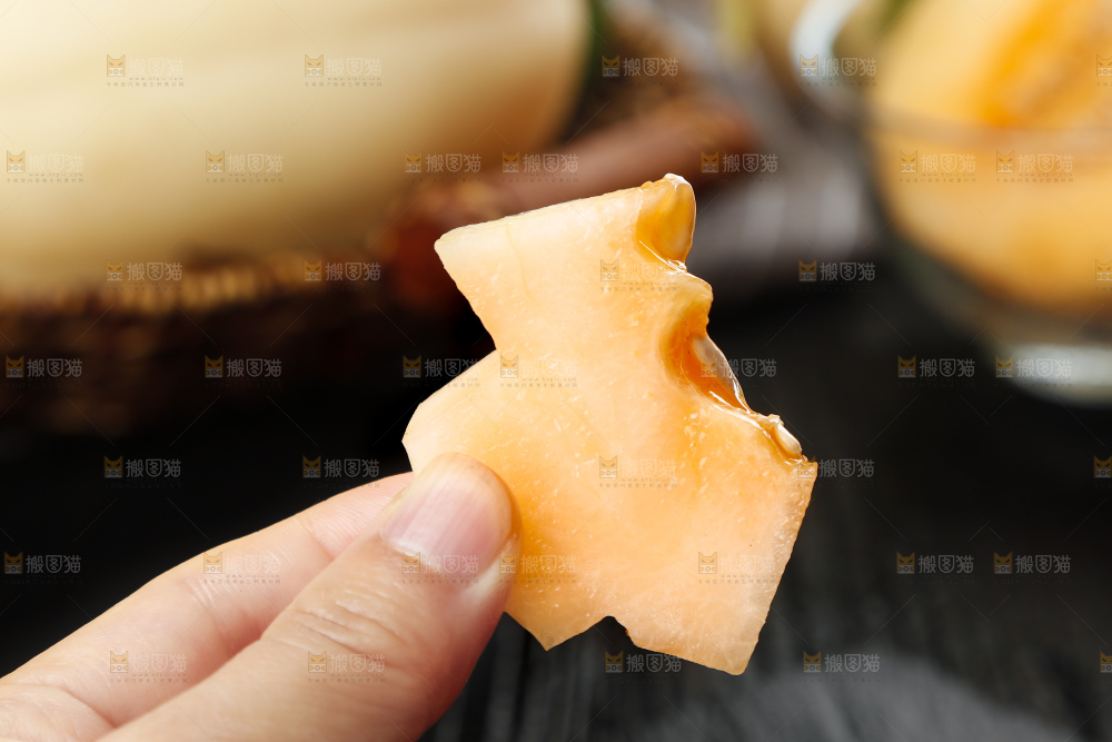 手里拿着东方蜜甜瓜
