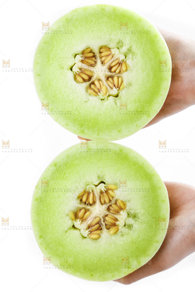 手里拿着玉菇蜜瓜