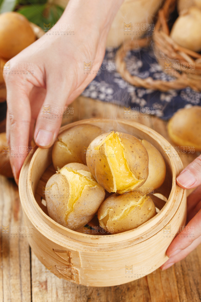 蒸笼里放着湖北高山小土豆