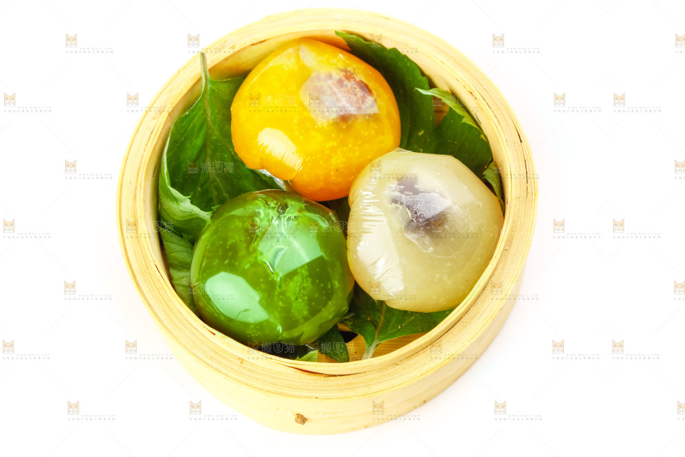 蒸第里放着彩色青团