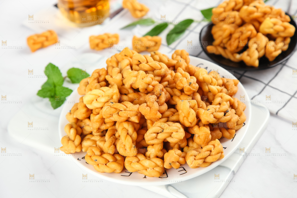 盘子里装着小麻花
