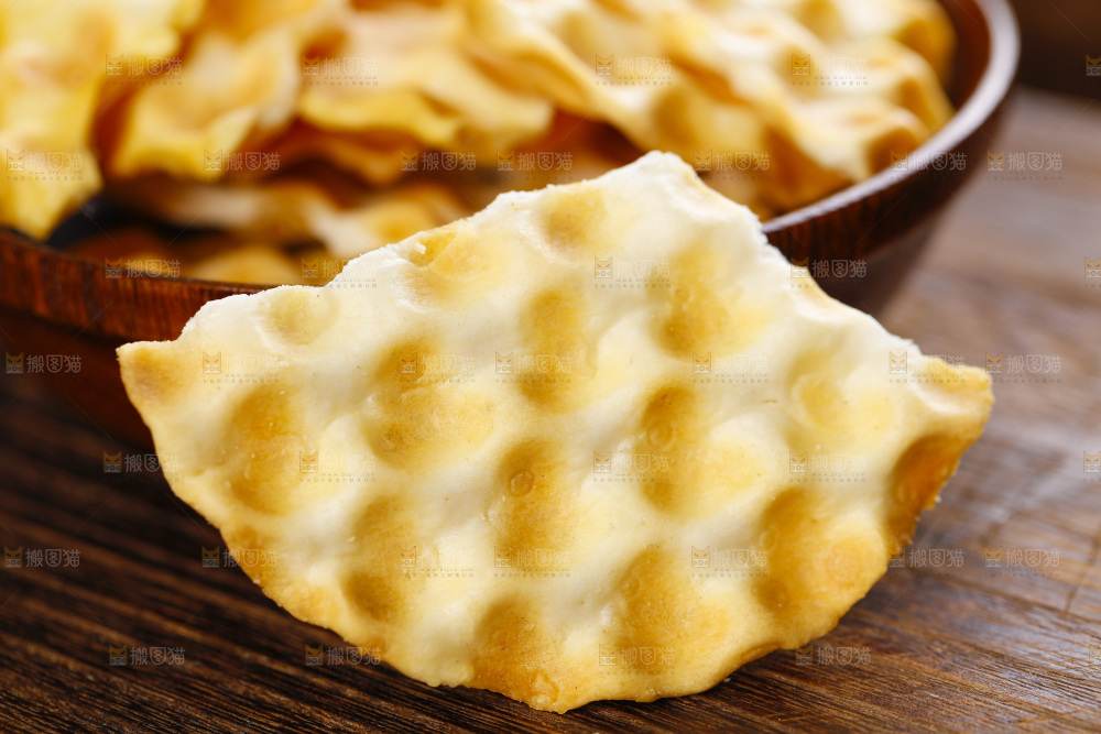 盘子里装着石头饼