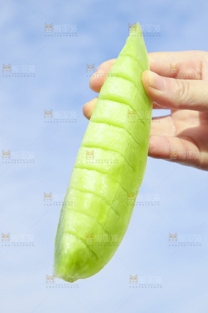 手里拿着玉菇香瓜